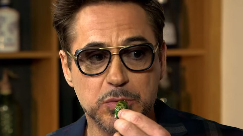 Robert Downey Jr. prueba los pimientos de Padrón
